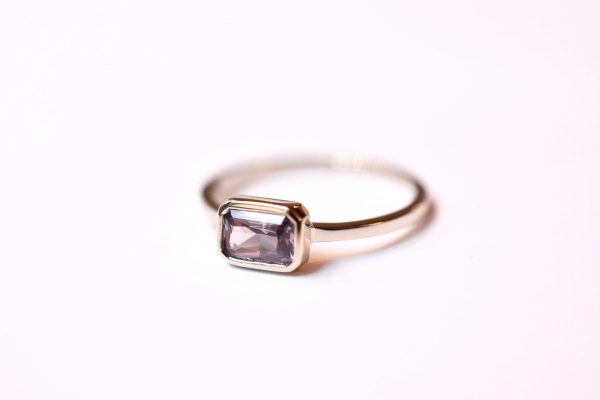 Bague or blanc recyclé saphir rose violet RPC sur mesure artisan lyon joaillier