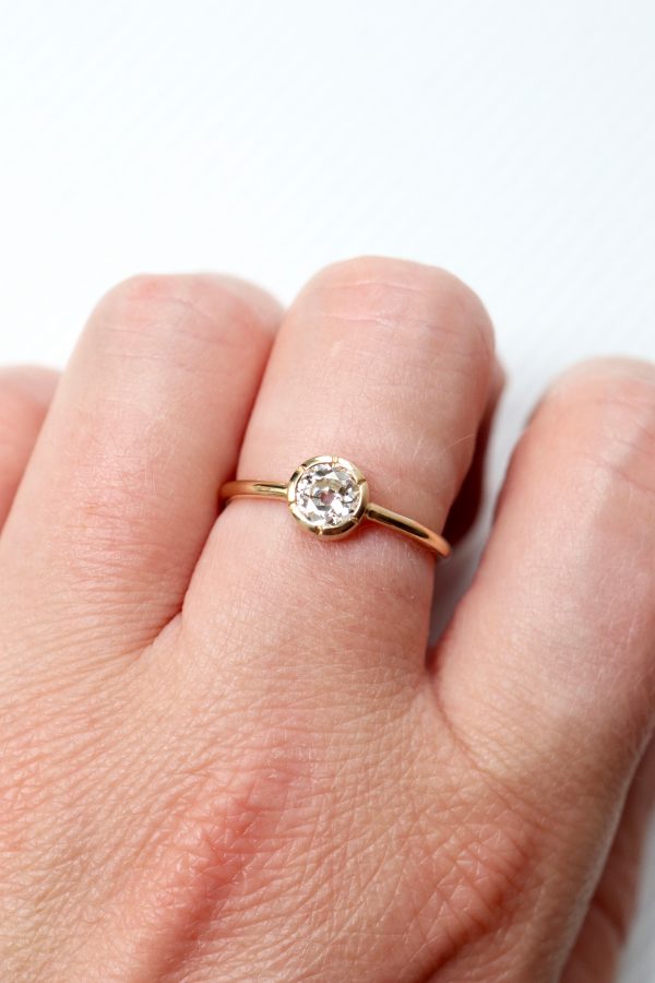 Bague or jaune 18 carats diamant recyclé fiançailles lyon artisan joaillier
