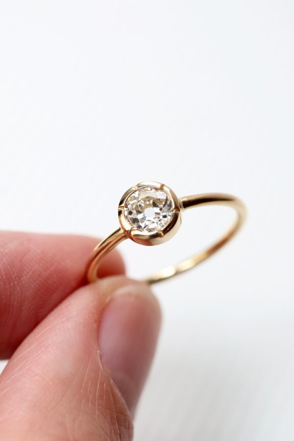 Bague or jaune 18 carats diamant recyclé fiançailles lyon artisan joaillier