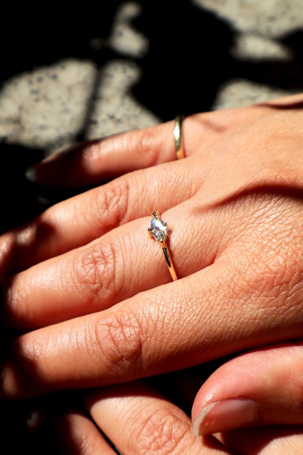 bague or jaune diamant navette marquise recyclé éthique artisan joaillerie fiançailles mariage